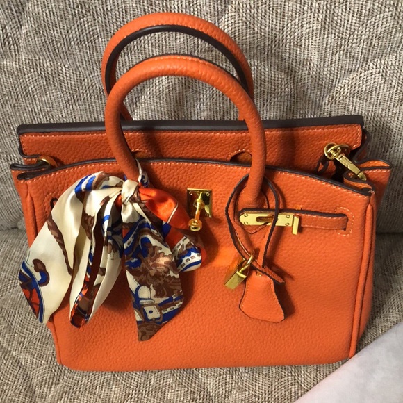 🌺🌺NEW BEAUTIFUL ORANGE BAG WITH GOLD DETAILS - Picture 3 of 13